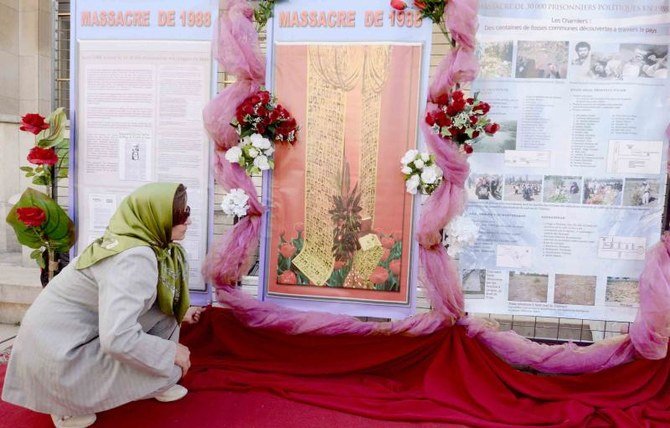 1988年のイラン人政治犯の虐待から25周年を記念する記念碑を見つめる女性。フランス、パリ。2013年8月17日。（AFP）