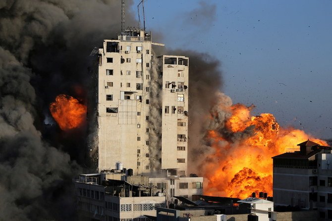 2021年5月12日、ガザシティーで、イスラエルとパレスチナ双方の暴挙が激化する中、イスラエルの空爆により破壊された超高層住宅から煙と炎が立ち上る。（ロイター通信）