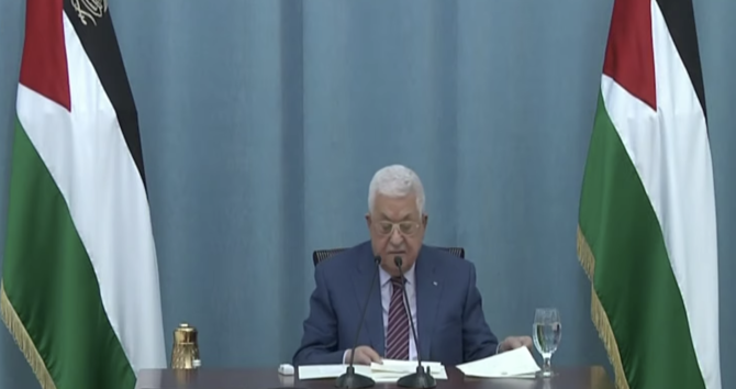 パレスチナのマフムード・アッバース大統領は、ラマラの大統領府での指導部会合の冒頭で声明を述べた。（スクリーンショット）