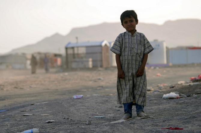 イエメンの産油地マアリブ県にある国内避難民（IDP）のための仮設キャンプに立っている少年が見ている＝2021年5月9日（ロイター通信/Nabeel al-Awzari）