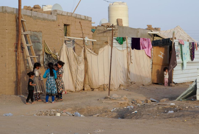 イエメンの産油地マアリブ県にある国内避難民（IDP）のための仮設キャンプで遊ぶ少女たち＝2021年5月10日（ロイター通信/Nabeel al-Awzari）