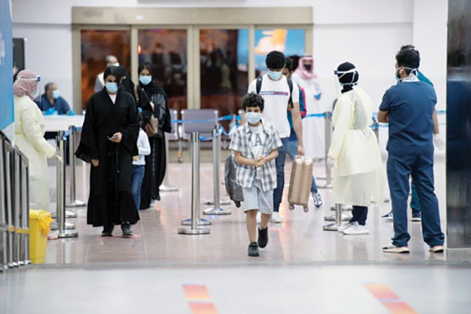 14ヶ月以上に渡る国際フライト禁止を経て、サウジアラビアの人々は使い捨ての青いフェイスマスクを着用して5月17日に航空マイレージを使い切る準備をしている。（提供写真）