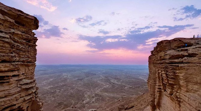 サウジアラビアのトゥワイク断崖にある「世界の端」は、世界の観光客を王国に誘致するために設定された多くの場所のうちの1つ。（供給写真）