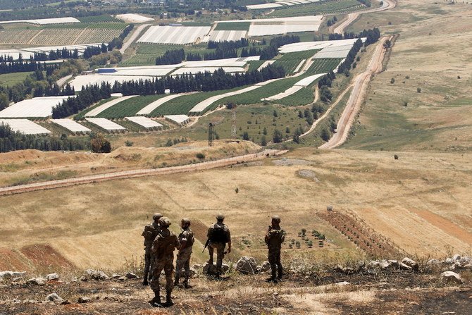 レバノンの兵士たちが、レバノン南部のイスラエルとの国境近くのマローンアルラス村に立っている。(ロイター通信/資料写真)