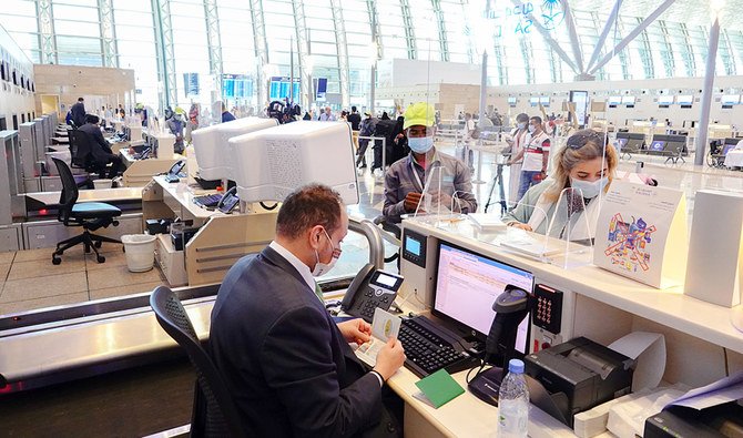 リヤド発225便、ジェッダ発75便、ダンマン発66便、その他空港発の19便を含む国際線約385便が月曜、サウジの9空港から飛び立った。(AN写真:フダ・バシャタ撮影)