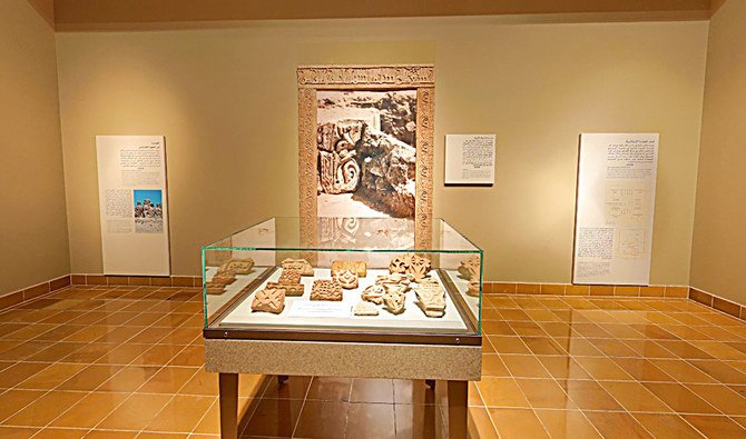 リヤドの国立博物館に展示されている古代の粘土と石の建築装飾エレメント。（供給写真）