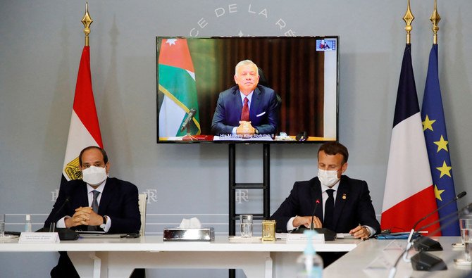 エマニュエル・マクロン仏大統領、右、そしてアブドゥルファッターハ・エルシーシ エジプト大統領と、ヨルダンの国王アブドッラー2世が、画面上での電話会談に参加し、イスラエルとパレスチナ人の停戦に向けた具体的な提案について話し合う。2021 年 5 月 18 日、パリ、エリゼ宮殿にて。(AFP)