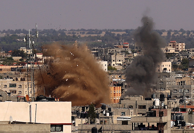 2021年５月19日、イスラエル軍の空爆を受けたガザ地区南部・ラファの民家から煙が上がる。（AFP）