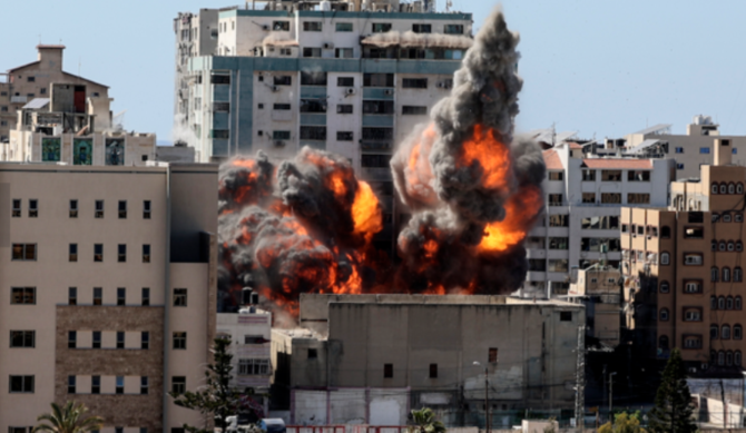 イスラエルがガザ地区のジャラタワー・ビルを空爆した後、辺りには煙がくすぶった。ジャラタワーには国際報道機関が入居していた。このビルの所有者は国際刑事裁判所に告訴した。（AFP）