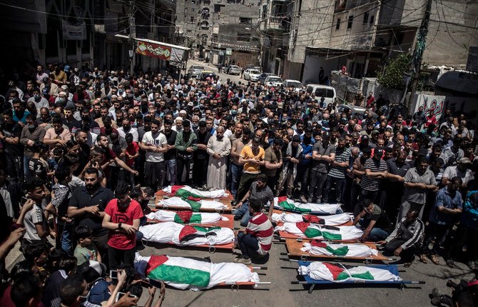 2021年5月15日にガザ市でイスラエルが空爆後に死亡したアブハタブ家の女性2人と子供たち8人の葬儀に参列するパレスチナ人。（APファイル写真）