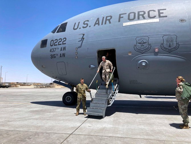 2021年5月20日、米国の中東地域の最高司令官フランク・マッケンジー海兵隊大将が、イラクのバグダッドに到着。(AP 写真/ロリータ・C・バルドー)