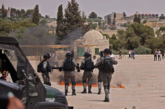 2021年5月21日、エルサレムのアルアクサ・モスク敷地内で衝突するイスラエル治安部隊とパレスチナのイスラム教信者　（AFP）