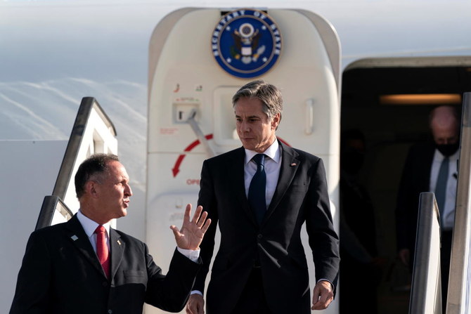 2021年5月25日にベン・グリオン国際空港に到着し飛行機から降りる際、イスラエルのギル・ハスケル外務省儀典長の出迎えを受ける、アントニー・ブリンケン米国務長官。(ロイター)