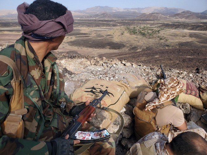 マアリブで、イランの支援を受ける反政府勢力フーシ派と対峙する前線付近にいる、イエメン政府に忠実な戦闘員。（AFP/資料写真）