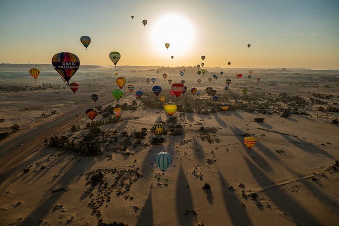 サウジアラビアのアル・ウラー近くにある古代遺跡マダイン・サーレハ（ヘグラ）の上空を熱気球が飛ぶ。（Shutterstock）