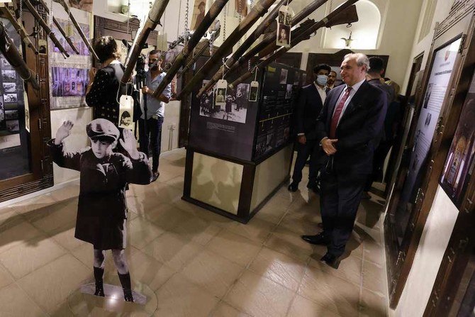 エイタン・ネー在UAEイスラエル大使がユダヤ人のホロコーストをしのぶ展覧会を訪れた。(AFP)