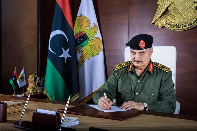 ハリファ・ハフタル氏の国外の同盟国でさえ警戒心を強め、新暫定政府に肩入れするようになっているとアナリストは述べている。(リビア国民軍メディアオフィス/AFP)