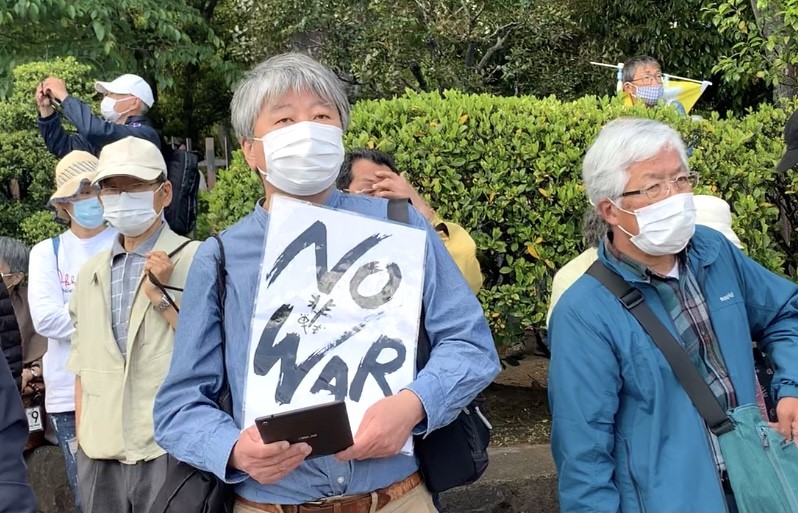 憲法記念日を祝うために、月曜日に東京の国会議事堂の前に1000人近くの日本人が集まりました。(ANJ写真)