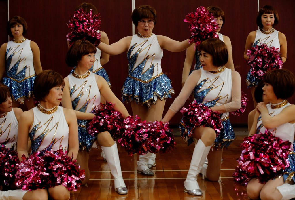 オンラインパフォーマンス用のダンスを撮影する前に記念撮影をする、シニアチアダンス「ジャパンポンポン」の創設者である滝野文江さん（89）と他のメンバーたち＝2021年4月12日、東京都（ロイター）