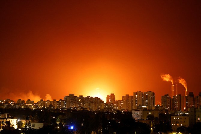 ハマスによる燃料用パイプラインを狙ったロケット弾攻撃の現場付近で起きた大火災、イスラエル・アシュケロン近郊、2021年5月11日。（ロイター）
