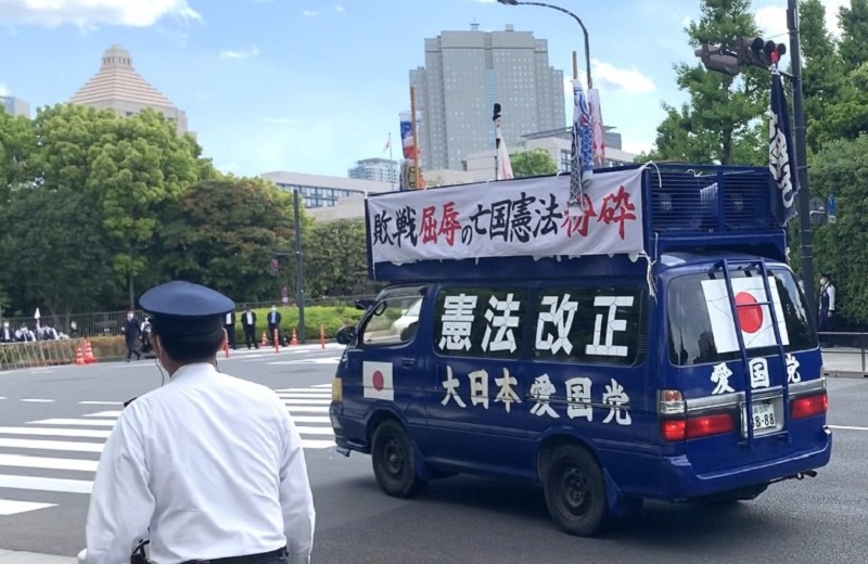 憲法記念日を祝うために、月曜日に東京の国会議事堂の前に1000人近くの日本人が集まりました。(ANJ写真)