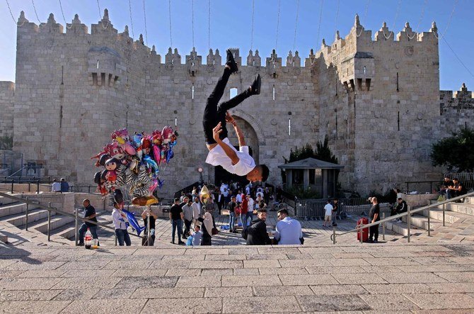 イード・アル・フィトル初日の木曜日、エルサレム旧市街のダマスカス門の外でジャンプを披露するパレスチナ人青年（AFP通信）