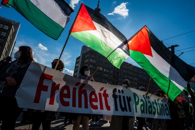 ベルリンでパレスチナ支持を表明して行進する抗議デモ参加者たち。2021年5月19日。 (AFP)