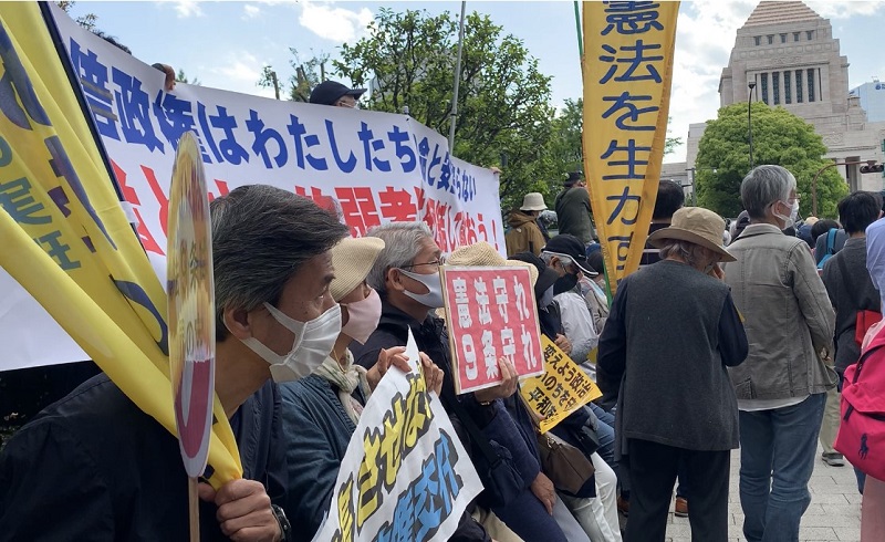 憲法記念日を祝うために、月曜日に東京の国会議事堂の前に1000人近くの日本人が集まりました。(ANJ写真)
