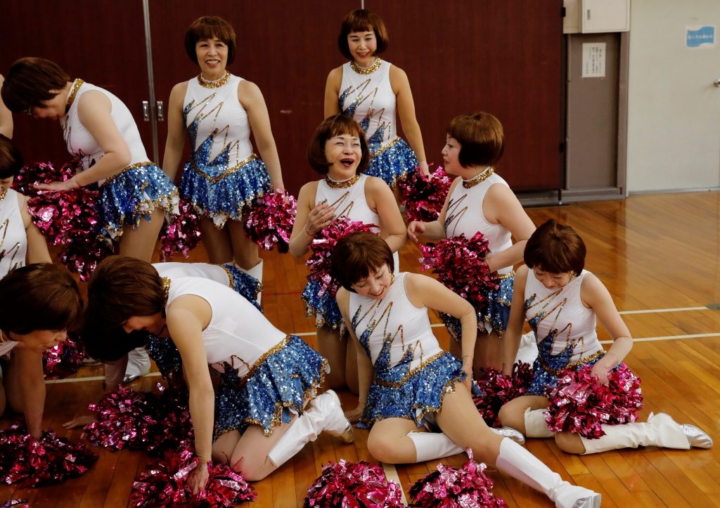 オンラインパフォーマンス用のダンスを撮影する前に記念撮影をする、シニアチアダンス「ジャパンポンポン」の創設者である滝野文江さん（89）と他のメンバーたち＝2021年4月12日、東京都（ロイター）