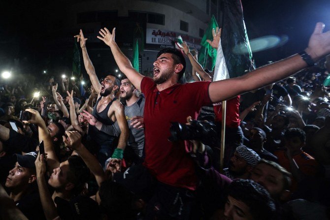 エジプトがイスラエルとハマスを仲介し、11日間の戦闘を経て21日に始まった停戦を祝うガザの人たち。（AFP通信）