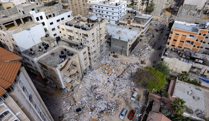 イスラエルとハマスが実効支配するパレスチナの飛び地との間で起きた最近の軍事衝突で、イスラエルの空爆により倒壊したガザ市にあるアブ・アル・オウフ氏の建物＝2021年5月21日（AFP通信）