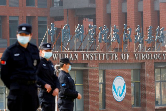 2021年2月3日、中国の武漢でCOVID-19の発生源の調査を行っている世界保健機構のチームが訪問した際に、警備員が武漢ウィルス研究所の外で監視している。（ロイター のファイル）