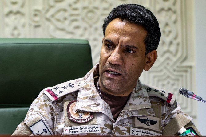 2021年3月22日、リヤドで記者会見に臨むイエメンのサウジ主導連合軍報道担当官、トゥルキ・アル・マリキ大佐（File/AFP）
