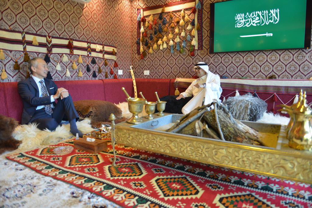 サウジアラビアの在レバノン大使のワリード・アルブハーリ氏と日本国大使の大久保 武氏。(ツイッター / @TakeshiOkubo3)
