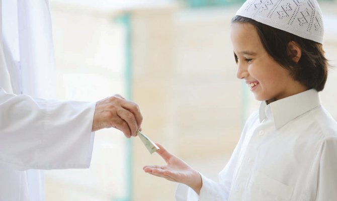 幼い子供たちは、デバイスを使えないため、現金でイディヤを受け取ることになる。(File photo)