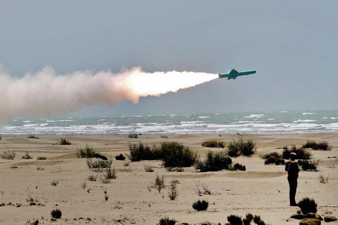 2020年6月18日にイランの武装軍団によって配信されたこの写真には、軍事演習中に稼働式発射車両から海へ向けて発射されたミサイルが写る。（ファイル/AFP）