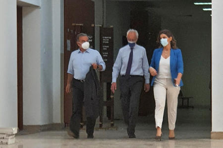 法廷で参考人としての事情聴取を終えたカルロス・ゴーン被告（左）、レバノンの首都ベイルート、2021年5月26日。翌週にはさらなる事情聴取が控えている。（AFP）