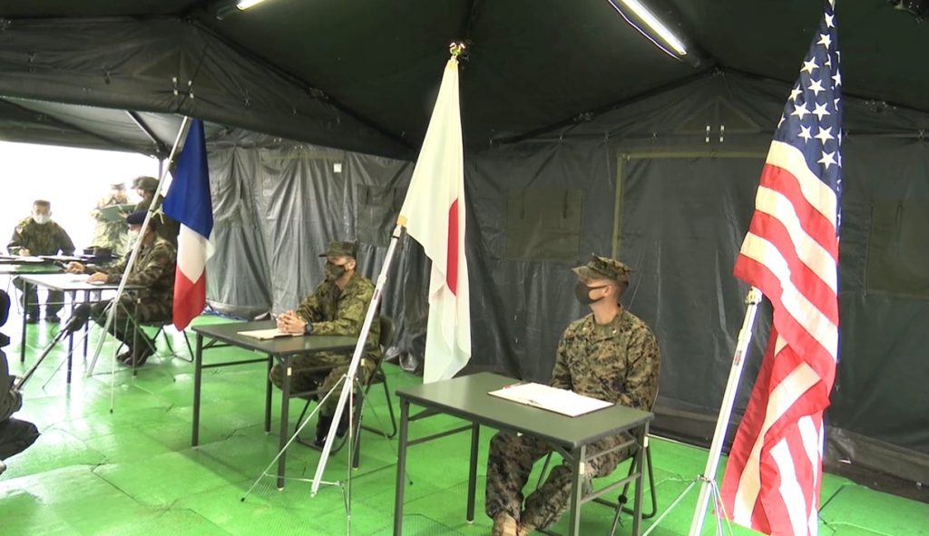 「アーク21」と呼ばれる日本での3か国による初めての共同訓練は火曜日に開始された。この共同訓練は、中国がこの地域で自己主張を強め、3か国が軍事的な関係を強化しようとする中で始まった。（ANJP） 