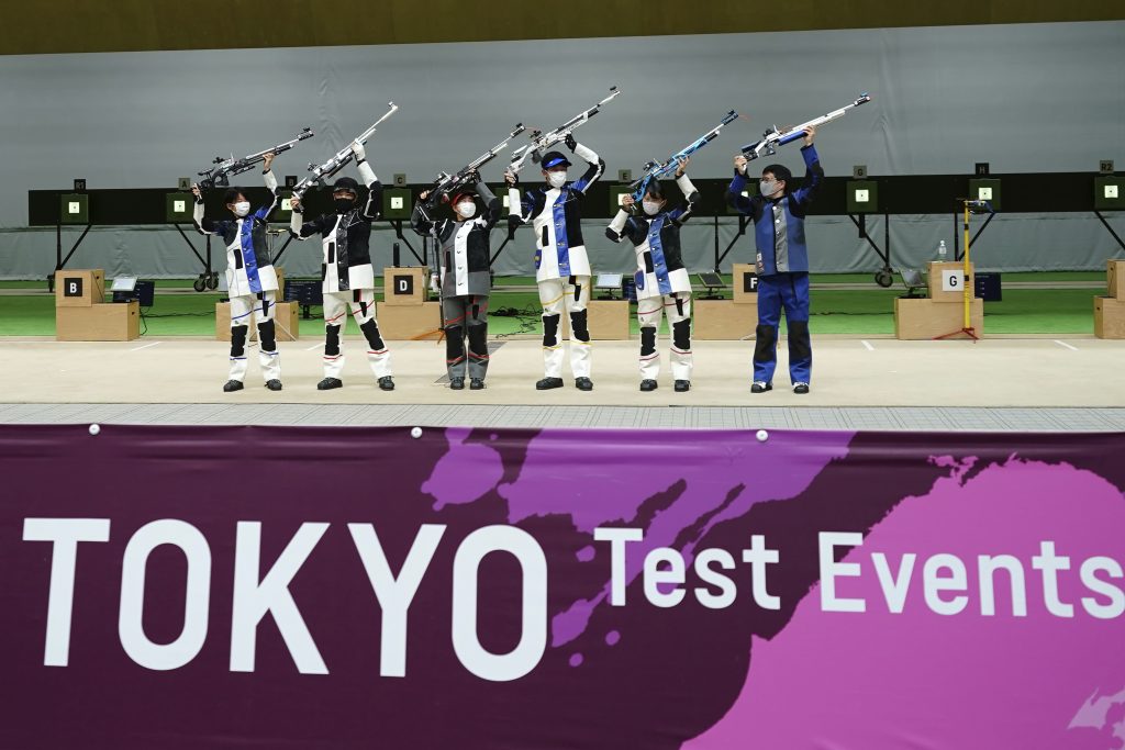 東京近郊の朝霞射撃場で2021年5月18日火曜に開かれた東京2020オリンピック射撃競技テストイベントにおいて、10mエアライフル混合団体競技の決勝後にポーズを取る優勝選手たち。(AP写真/ユージン・ホシコ)