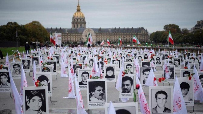 2019年にフランスで、モジャーヘディーネ・ハルグの代表者たちが、1988年に処刑された数千人のイラン政治犯の人々を追悼する。（AFP通信／資料写真）