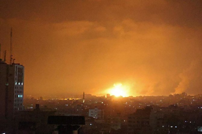 イスラエルの空爆による爆発の閃光が空を照らす。ガザ地区北部のベイト・ラヒアにて、2021 年 5 月 14 日。( 記録 /AFP)