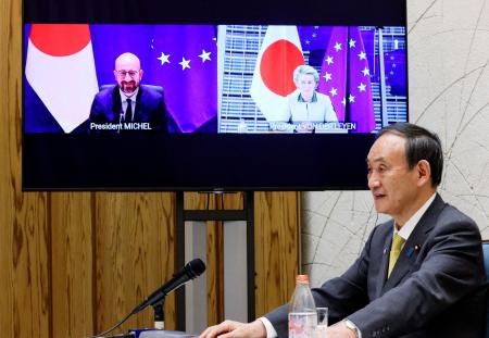 日本の内閣広報室が時事プレスに配布した写真。2021年5月27日、東京で日本の菅義偉首相(右)はシャルル・ミシェル欧州理事会常任議長(左)、ウルズラ・フォン・デア・ライエン欧州委員長(中央)と、EU日本間のテレビ会議形式の首脳協議に臨んだ。
