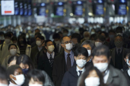 政府は「短期間で強力な」緊急事態宣言が感染の第4波を封じ込めることを願っていたが、東京や大阪などの主要都市で新規感染者数が依然として高い水準にあると菅義偉首相は述べ、今回の決定を発表した。（AP）