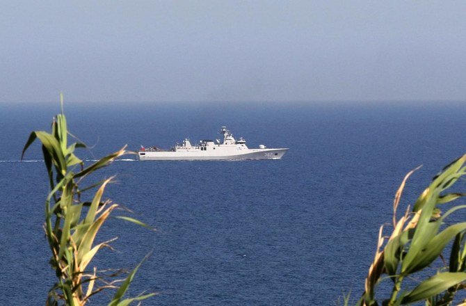 レバノン南端、イスラエルとの国境沿いの街ナクーラの地中海沿岸をパトロールするUNIFILの海軍艦艇。2021年5月4日撮影。（AFP）