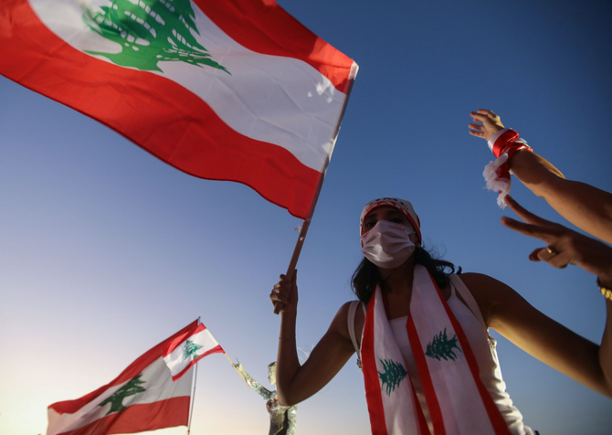 レバノンの首都ベイルートでの国民反政府抗議行動から1周年の日に集まった、レバノン人のデモ参加者。（AFP。資料写真）