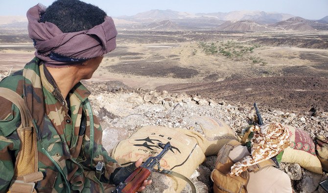 イエメン政府に忠誠を誓う戦闘員が、イエメン北東のマアリブ県で、イランの支援を受ける反政府勢力フーシ派と対峙する前線付近の持ち場に付く。(AFP資料写真)