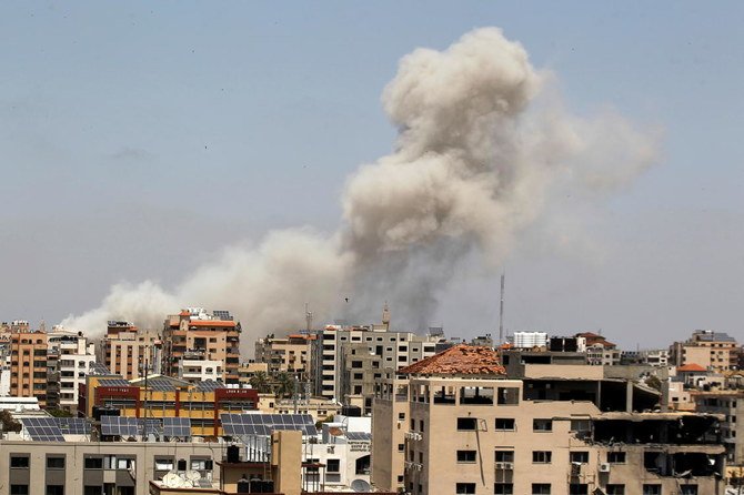 2021年5月20日、イスラエルとパレスチナが衝突する中、ガザ市でイスラエル軍の空爆によって立ち上る煙。（Reuters）