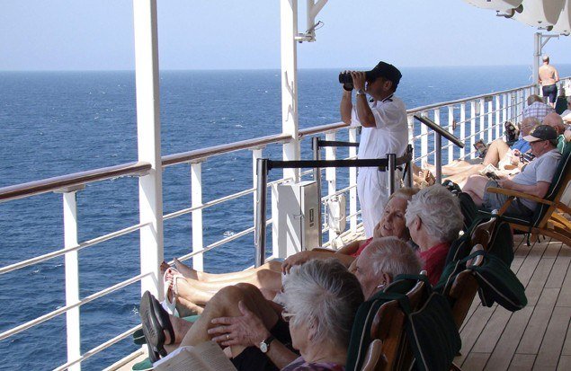 2013年1月24日、紅海南部で海賊がいないか地平線を確認するクイーン・メリー2の見張り番。（ロイター通信）