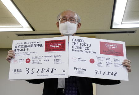弁護士の宇都宮健治氏は、2021年5月14日に東京の東京都オフィス記者クラブで東京2020オリンピックの中止を求める請願書を小池百合子東京都知事(写真に写っていない)に提出した。(ロイター)