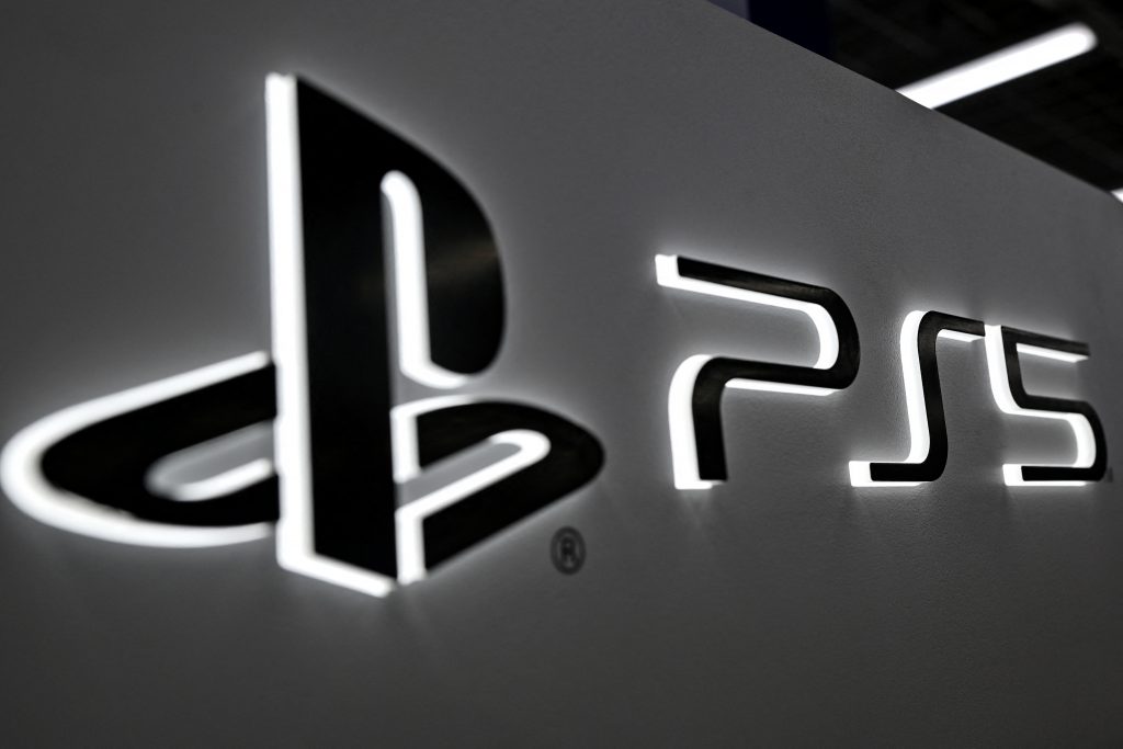 ソニープレイステーション5のロゴは、2020年11月12日に予定されたゲーム機の発売に先駆け、11月10に東京の家電製品店でお披露目されている。(AFP)